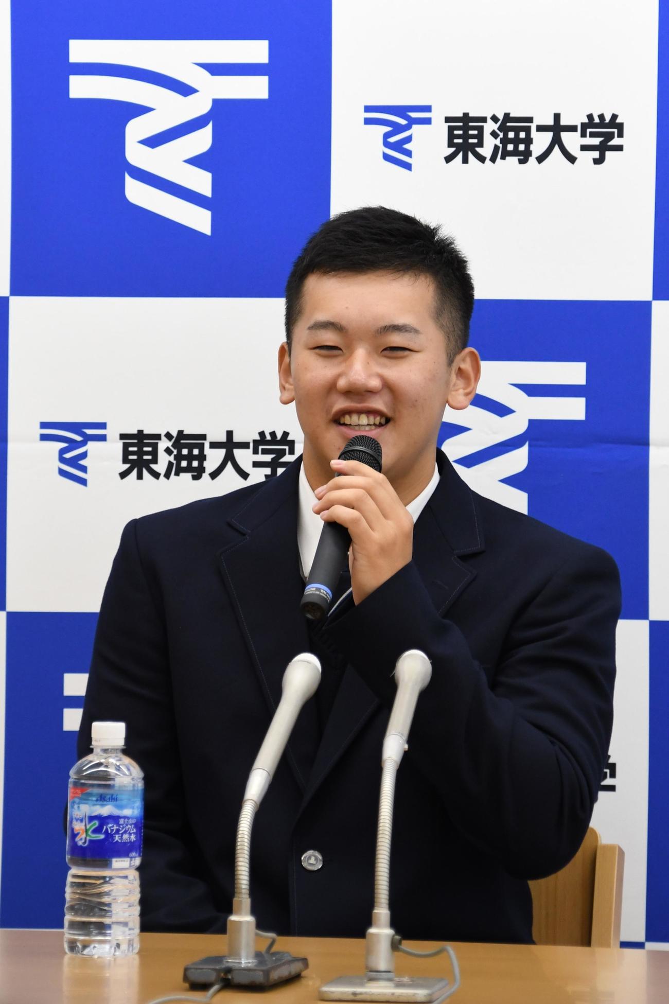 指名あいさつ後の記者会見で報道陣の質問に答える東海大札幌高・門別（撮影・石井翔太）