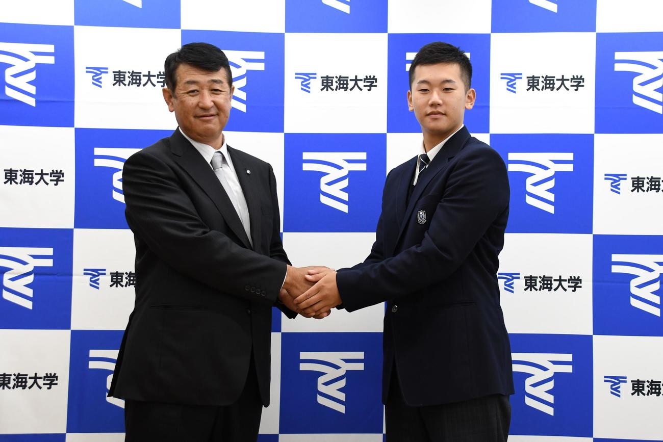 葛西スカウト（左）と握手する東海大札幌高・門別（撮影・石井翔太）