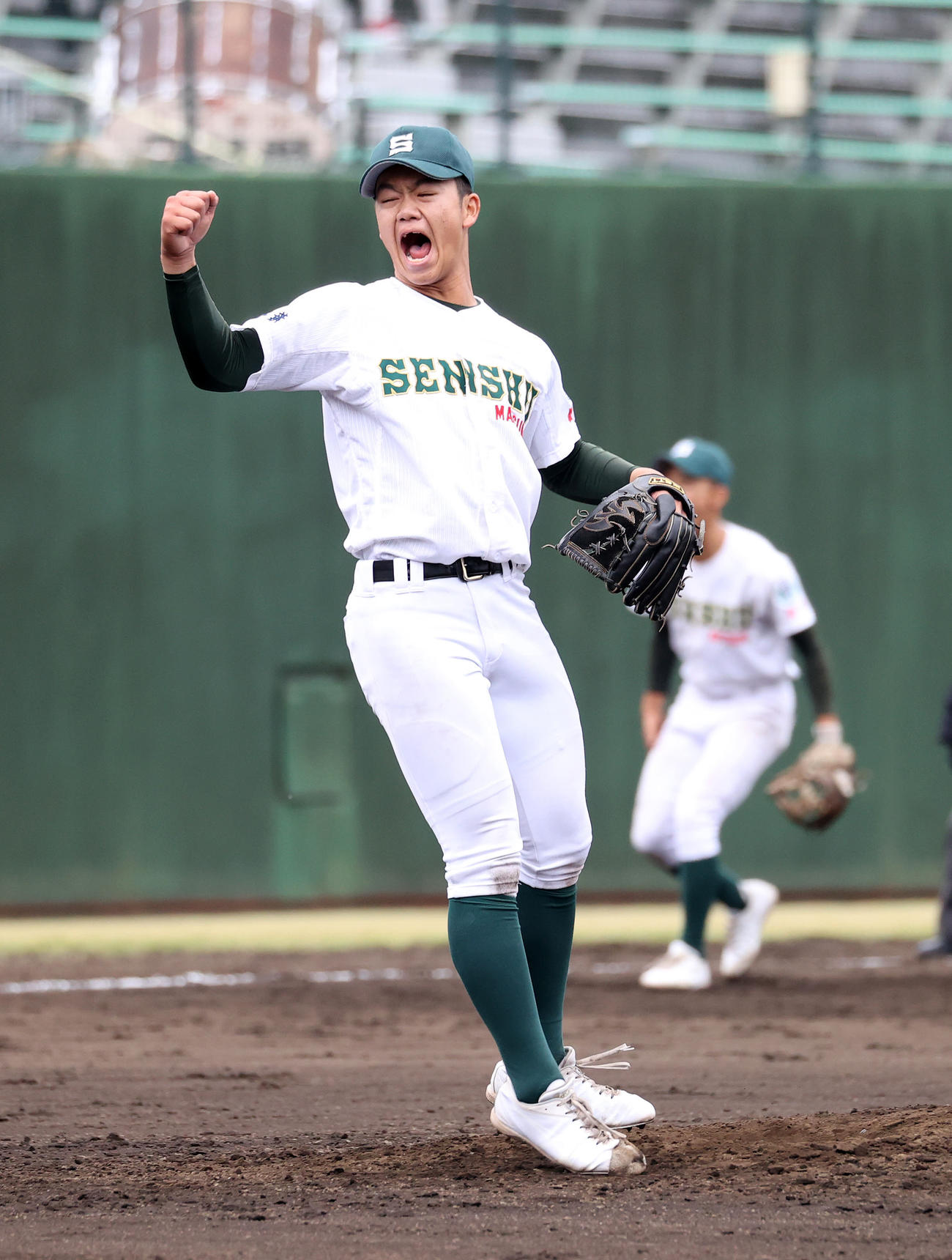 作新学院対専大松戸　勝利しガッツポーズで雄たけびを上げる専大松戸・平野（撮影・鈴木正人）
