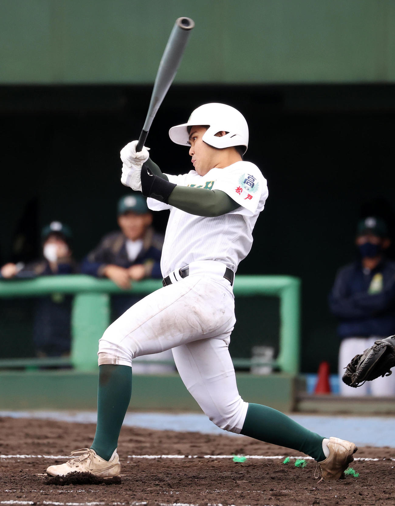 作新学院対専大松戸　3回裏専大松戸2死一、二塁、吉田は左前適時打を放つ（撮影・鈴木正人）