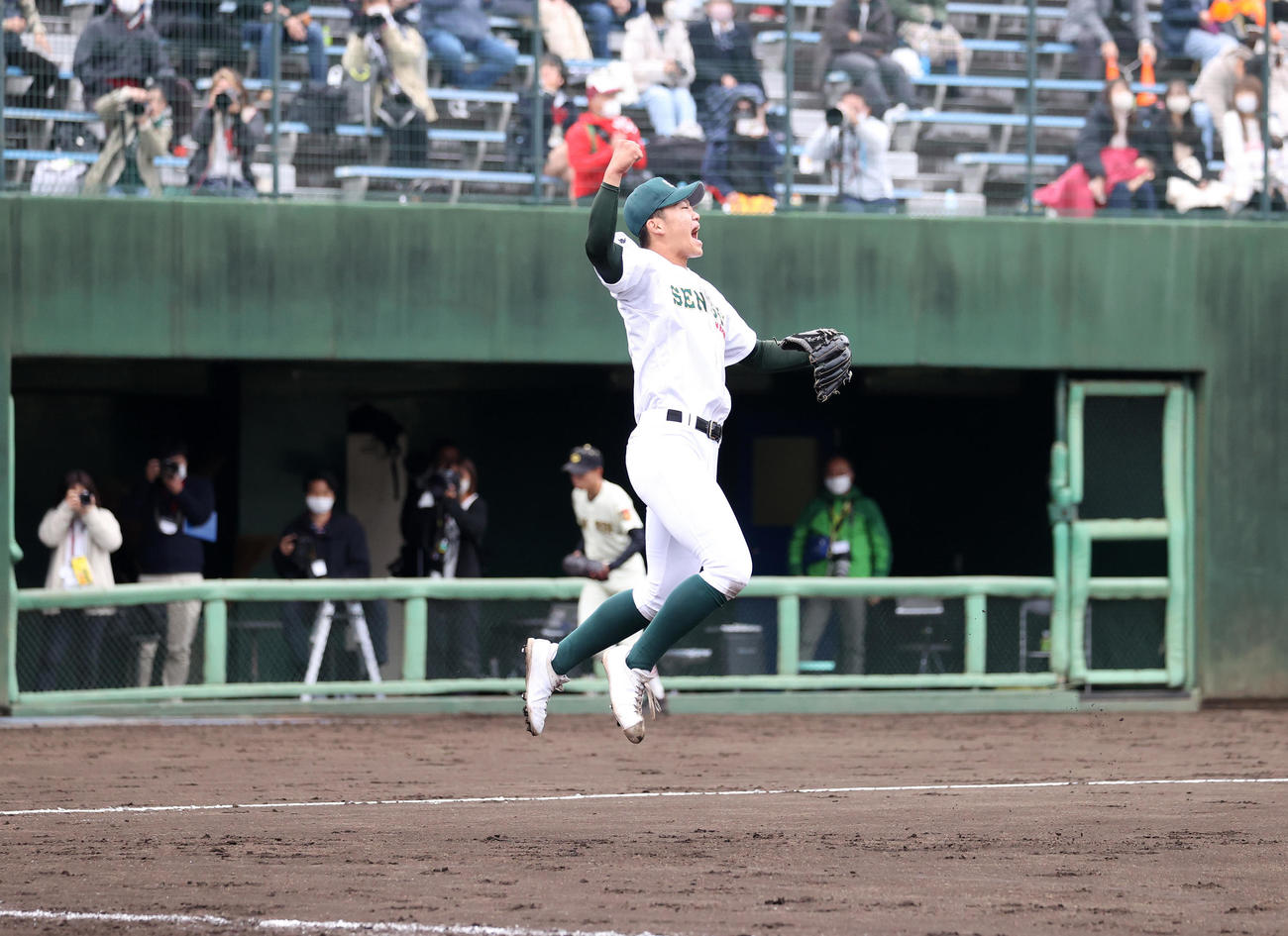 作新学院対専大松戸　勝利しガッツポーズで雄たけびを上げる専大松戸・平野（撮影・鈴木正人）