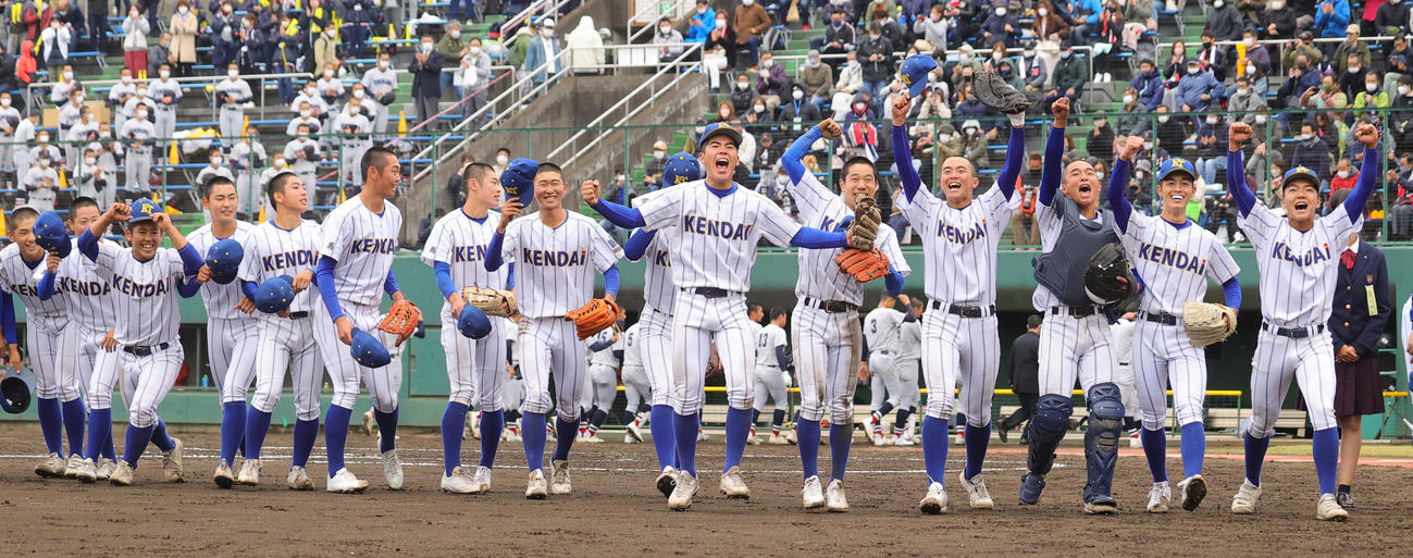 高崎健康福祉大高崎対横浜　準決勝進出を決め喜ぶ高崎健康福祉大高崎の選手たち（撮影・野上伸悟）