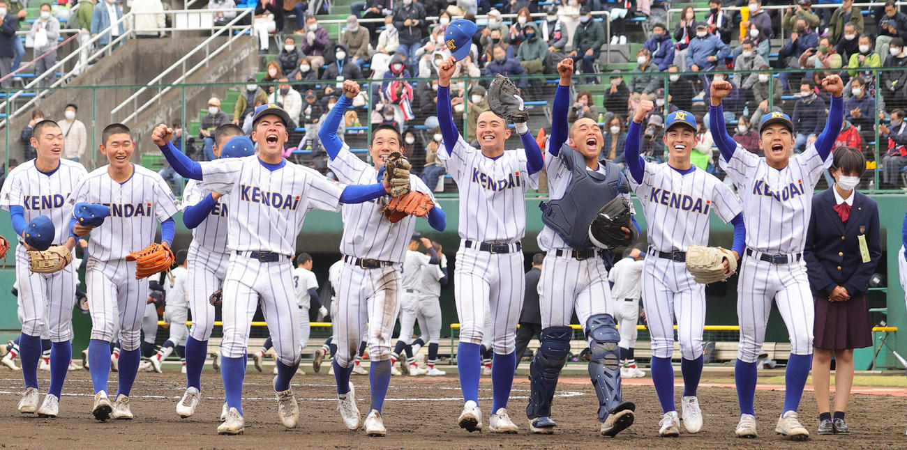 高崎健康福祉大高崎対横浜　準決勝進出を決め喜ぶ高崎健康福祉大高崎の選手たち（撮影・野上伸悟）