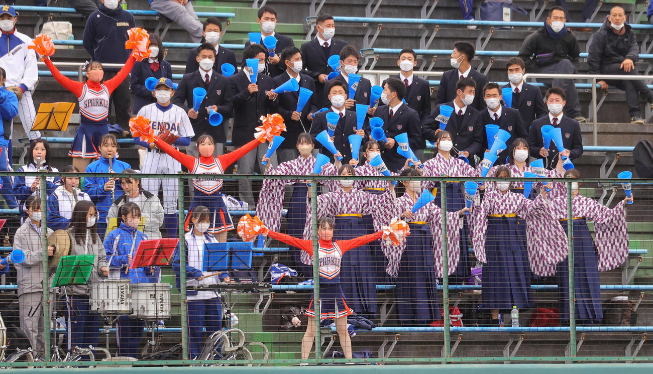 高崎健康福祉大高崎対横浜　はかま姿で応援する高崎健康福祉大高崎の応援団（撮影・野上伸悟）