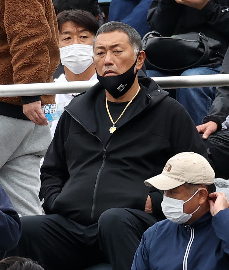 慶応対昌平　観戦する清原氏（撮影・鈴木正人）