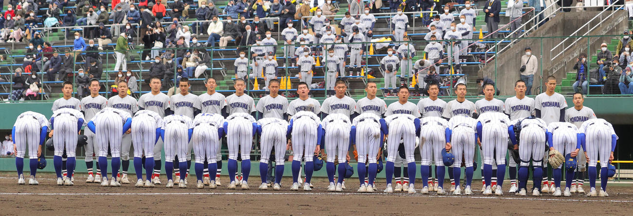 高崎健康福祉大高崎対横浜　準決勝進出を逃し、無念の表情であいさつする横浜の選手たち（撮影・野上伸悟）