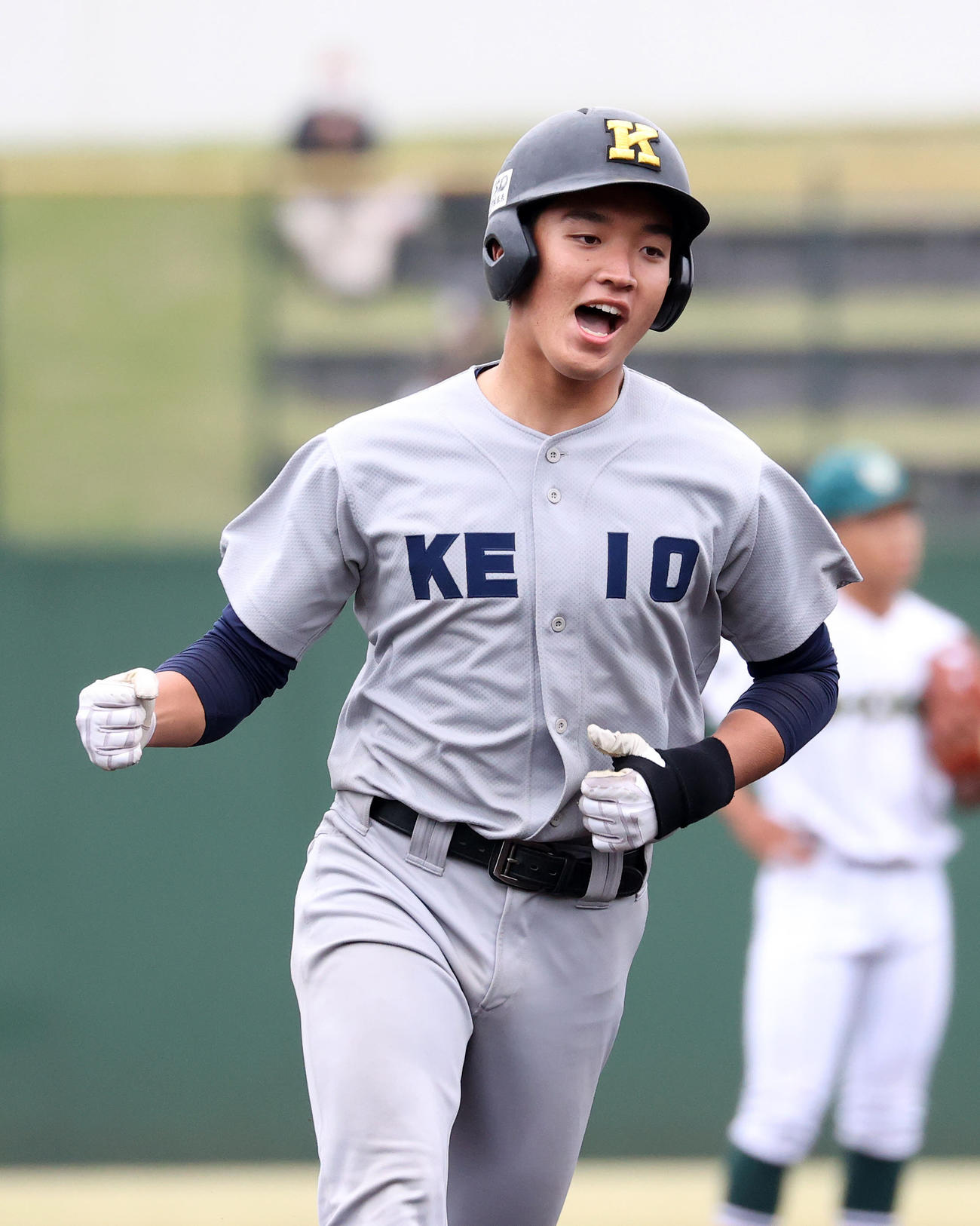 慶応対昌平　3回表慶応無死一、二塁、福井は左越え3点本塁打を放ちガッツポーズ（撮影・鈴木正人）