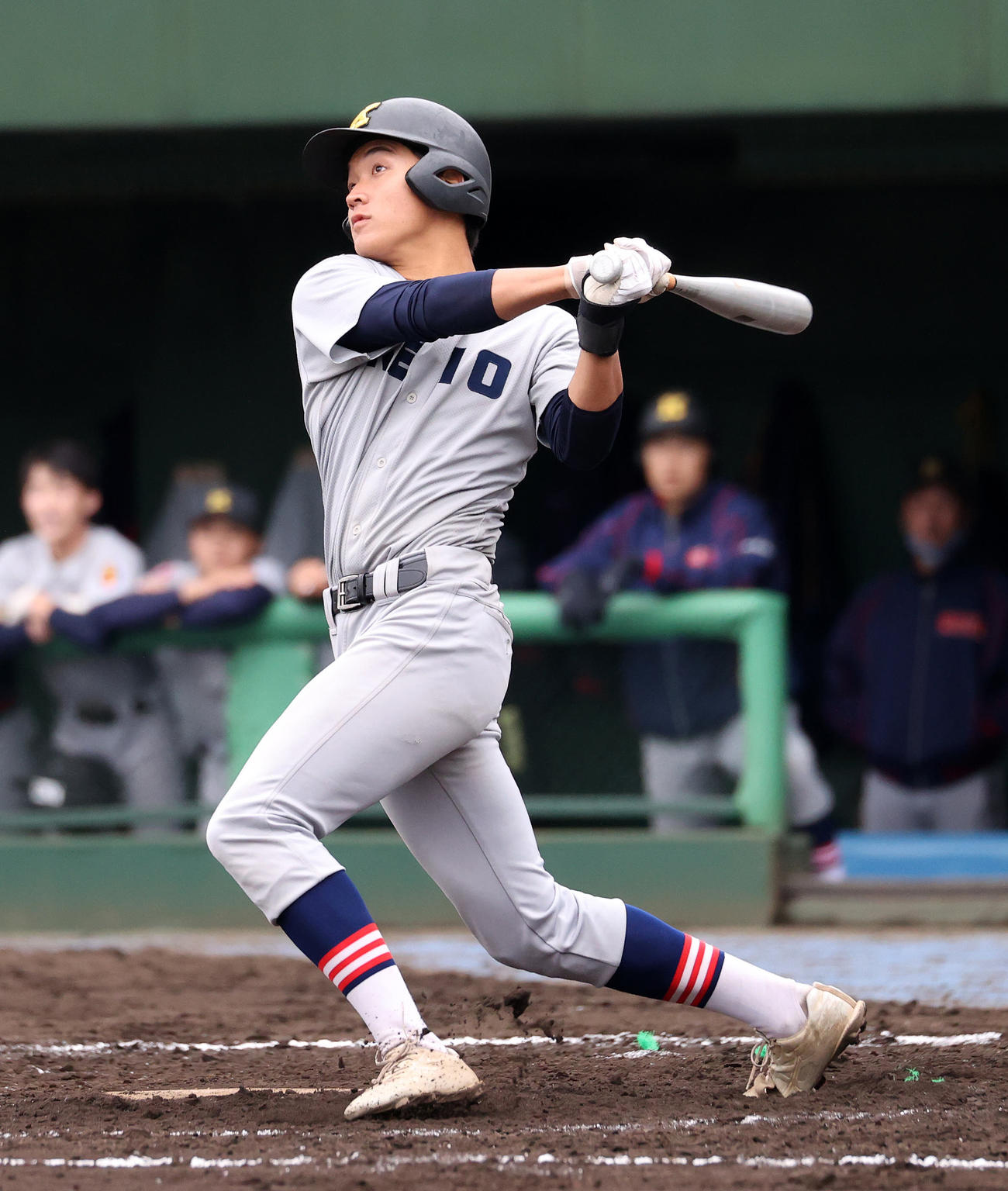 慶応対昌平　3回表慶応無死一、二塁、福井は左越え3点本塁打を放つ（撮影・鈴木正人）