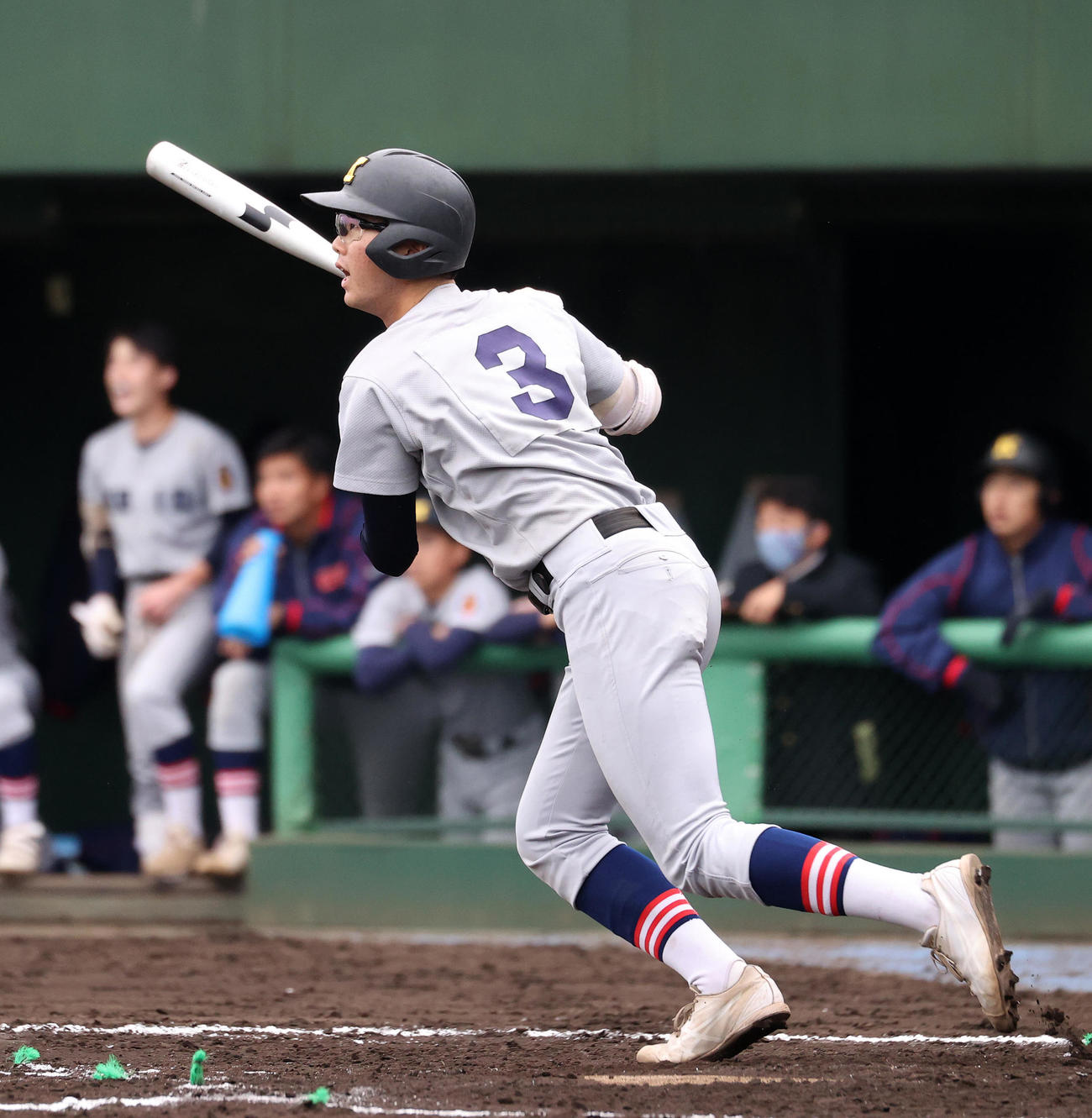 慶応対昌平　2回表慶応1死三塁、延末は左中間適時二塁打を放つ（撮影・鈴木正人）