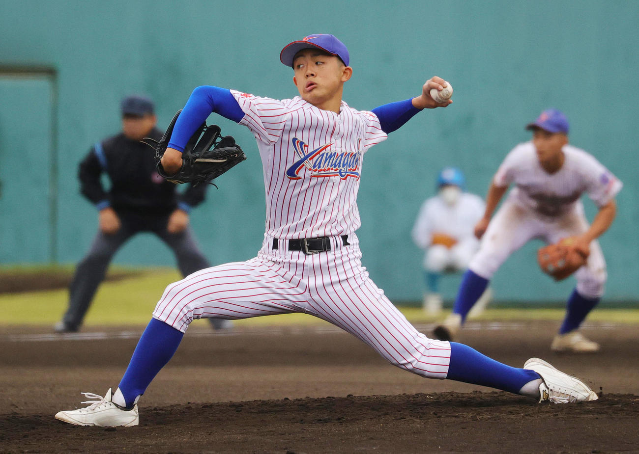 山梨学院対山村学園　力投する山村学園・西川（撮影・野上伸悟）