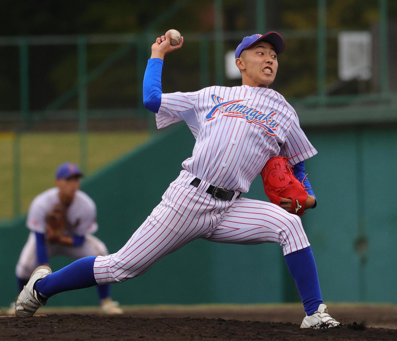 山梨学院対山村学園　力投する山村学園・青木（撮影・野上伸悟）