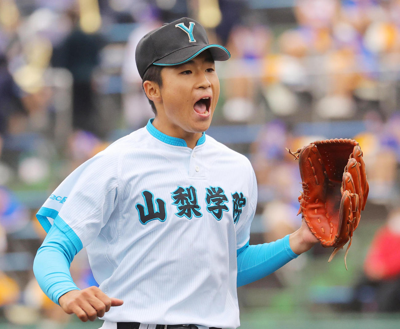 山梨学院対山村学園　1回裏を無失点で終えベンチに戻る山梨学院先発の林（撮影・野上伸悟）