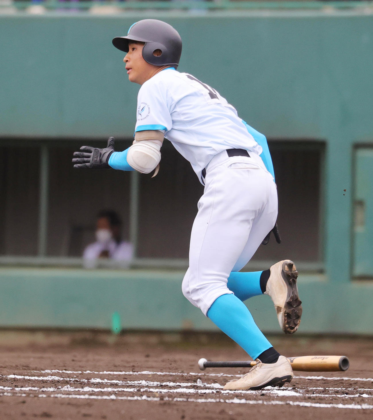 山梨学院対山村学園　2回表山梨学院2死一塁、先制左適時二塁打を放つ林（撮影・野上伸悟）