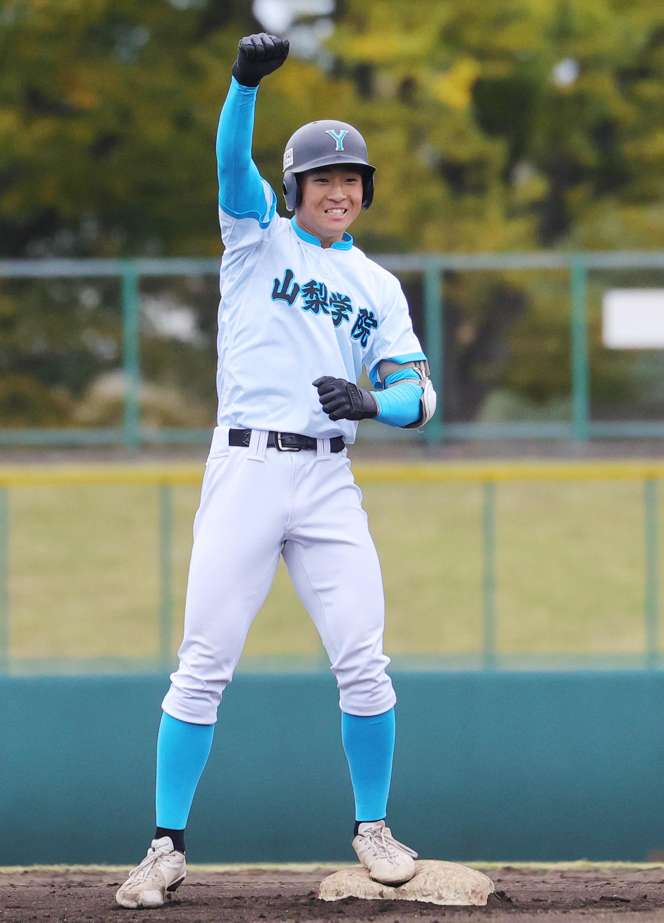 山梨学院対山村学園　2回表山梨学院2死一塁、先制左適時二塁打を放ち喜ぶ林（撮影・野上伸悟）