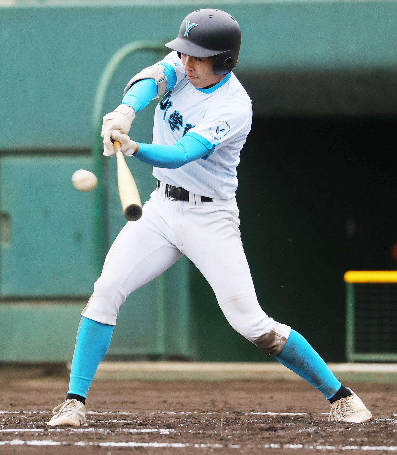 山梨学院対山村学園　7回表山梨学院2死満塁、左3点適時二塁打を放つ大森（撮影・野上伸悟）