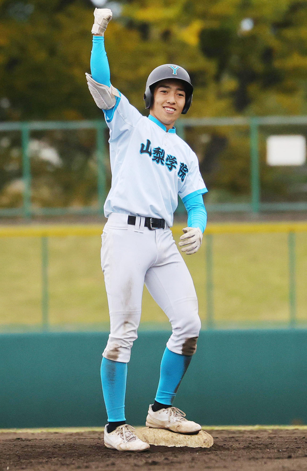 山梨学院対山村学園　7回表山梨学院2死満塁、左3点適時二塁打を放ち喜ぶ大森（撮影・野上伸悟）