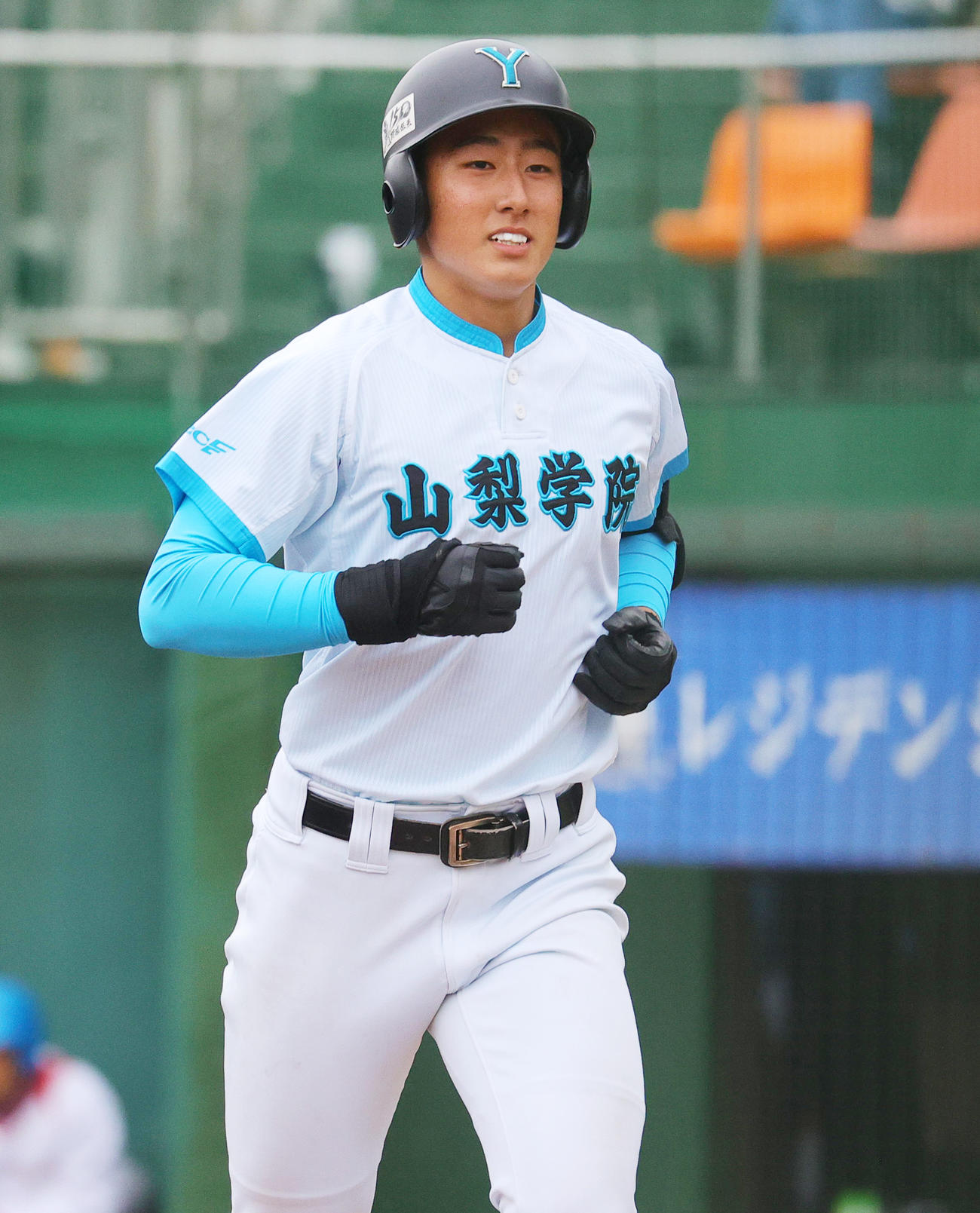 山梨学院対山村学園　8回表山梨学院2死二、三塁、左越え3点本塁打を放ちベンチに向かう高橋（撮影・野上伸悟）