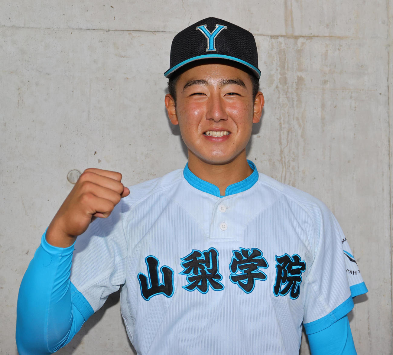 山梨学院対山村学園　8回表に3点本塁打を放った高橋は、笑顔でガッツポーズ（撮影・野上伸悟）