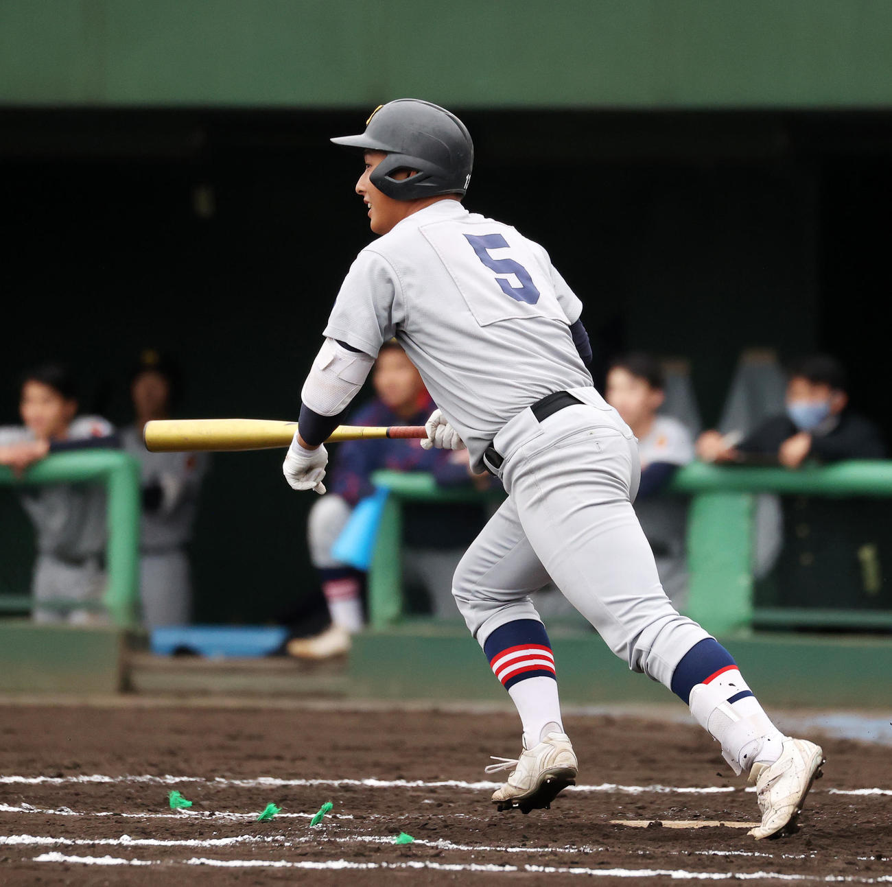 慶応対昌平　7回表慶応1死一塁、清原は遊ゴロで併殺（撮影・鈴木正人）