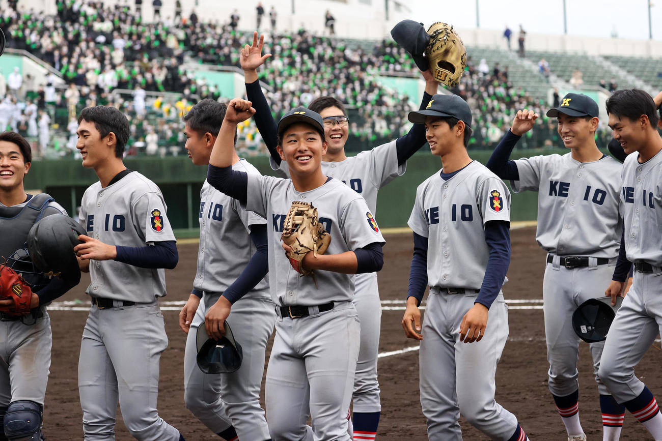 慶応対昌平　勝利しガッツポーズで喜ぶ慶応・清原（中央）（撮影・鈴木正人）