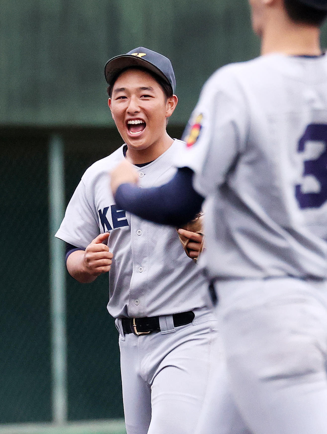 慶応対昌平　勝利し笑顔で整列に向かう慶応・清原（撮影・鈴木正人）