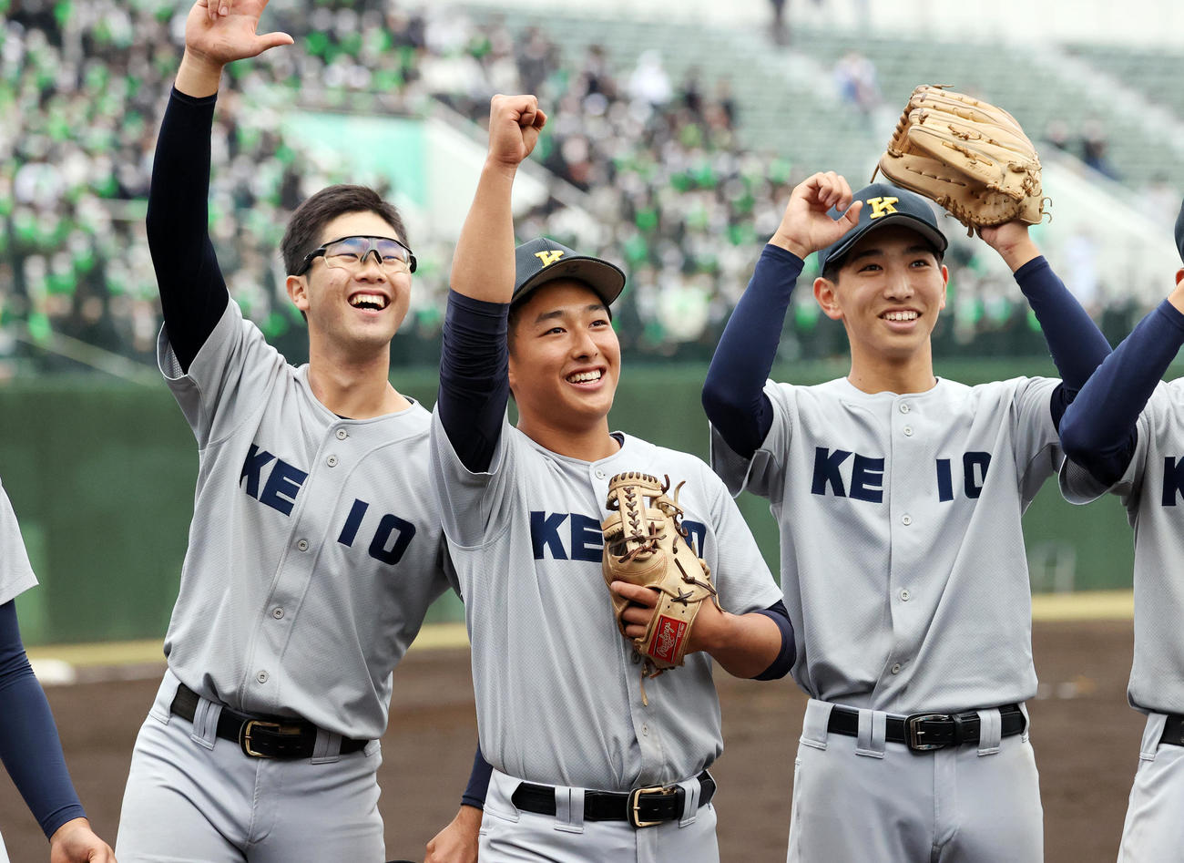 慶応対昌平　勝利しガッツポーズで喜ぶ清原（中央）ら慶大の選手たち（撮影・鈴木正人）