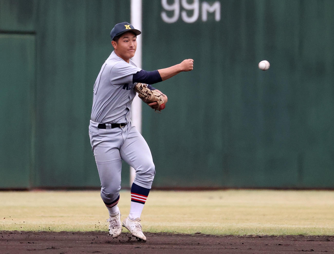 慶応対昌平　8回裏昌平2死一、三塁、甲斐の打球を処理する慶応・清原（撮影・鈴木正人）