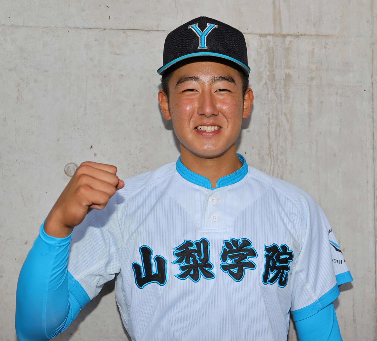 山梨学院対山村学園　8回表に3点本塁打を放った高橋は、笑顔でガッツポーズ（撮影・野上伸悟）