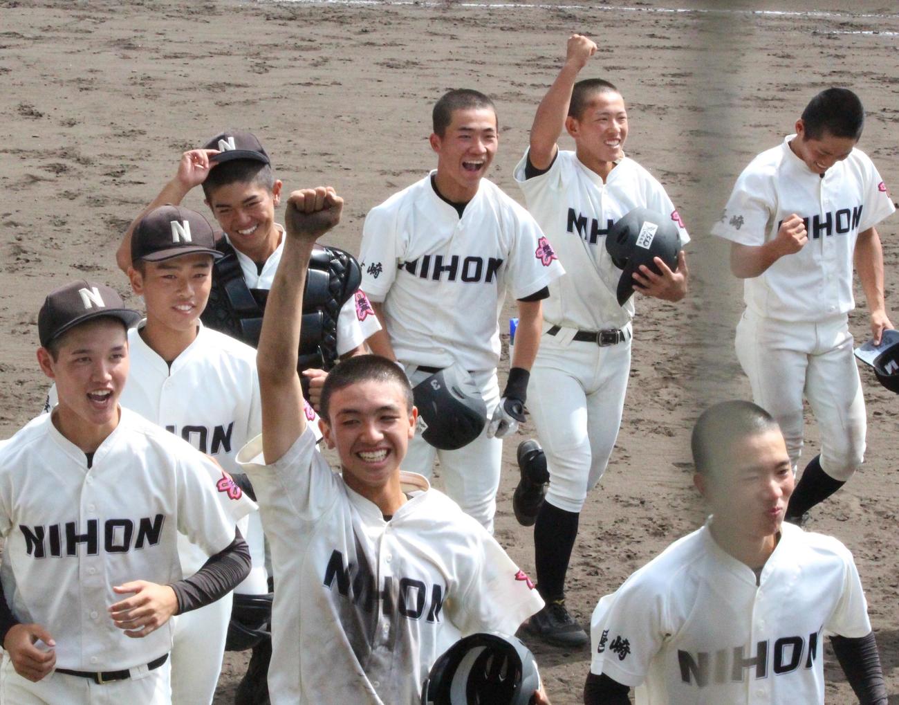 日本ウェルネス対長崎日大　快勝で喜ぶ長崎日大ナイン（撮影・菊川光一）