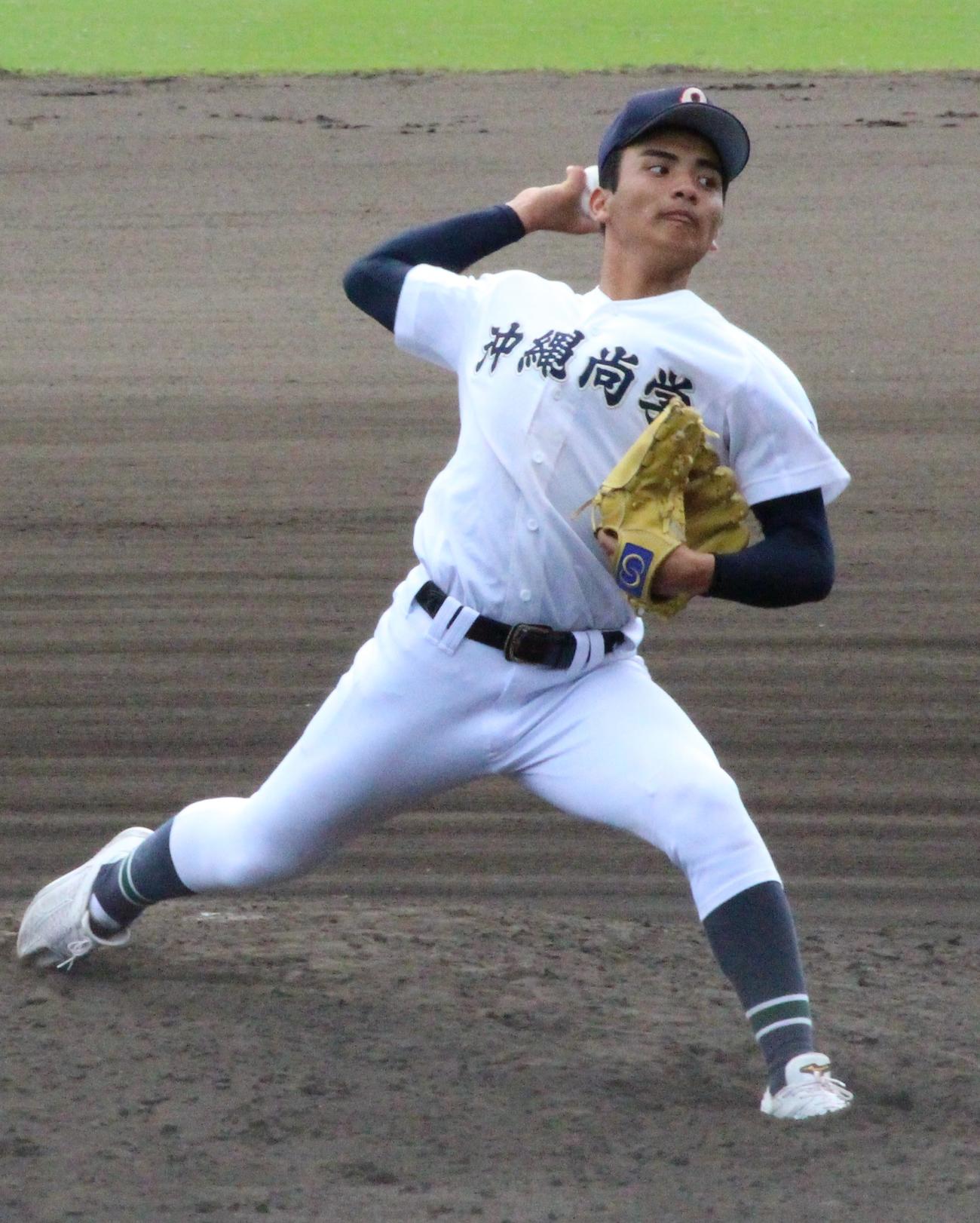 2失点完投勝利を挙げた沖縄尚学・東恩納蒼投手（撮影・菊川光一）