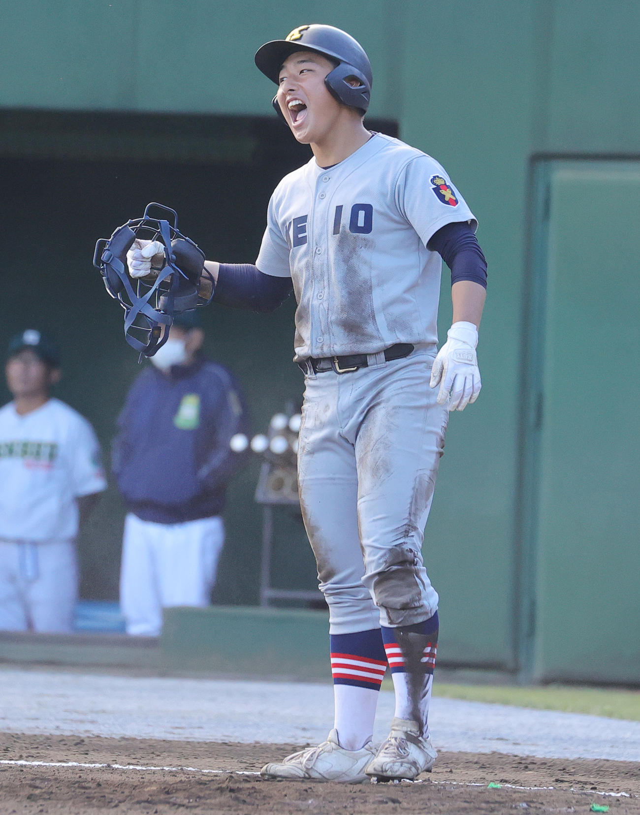 専大松戸対慶応　6回裏慶応2死一、三塁、本盗を決め喜ぶ清原（撮影・野上伸悟）