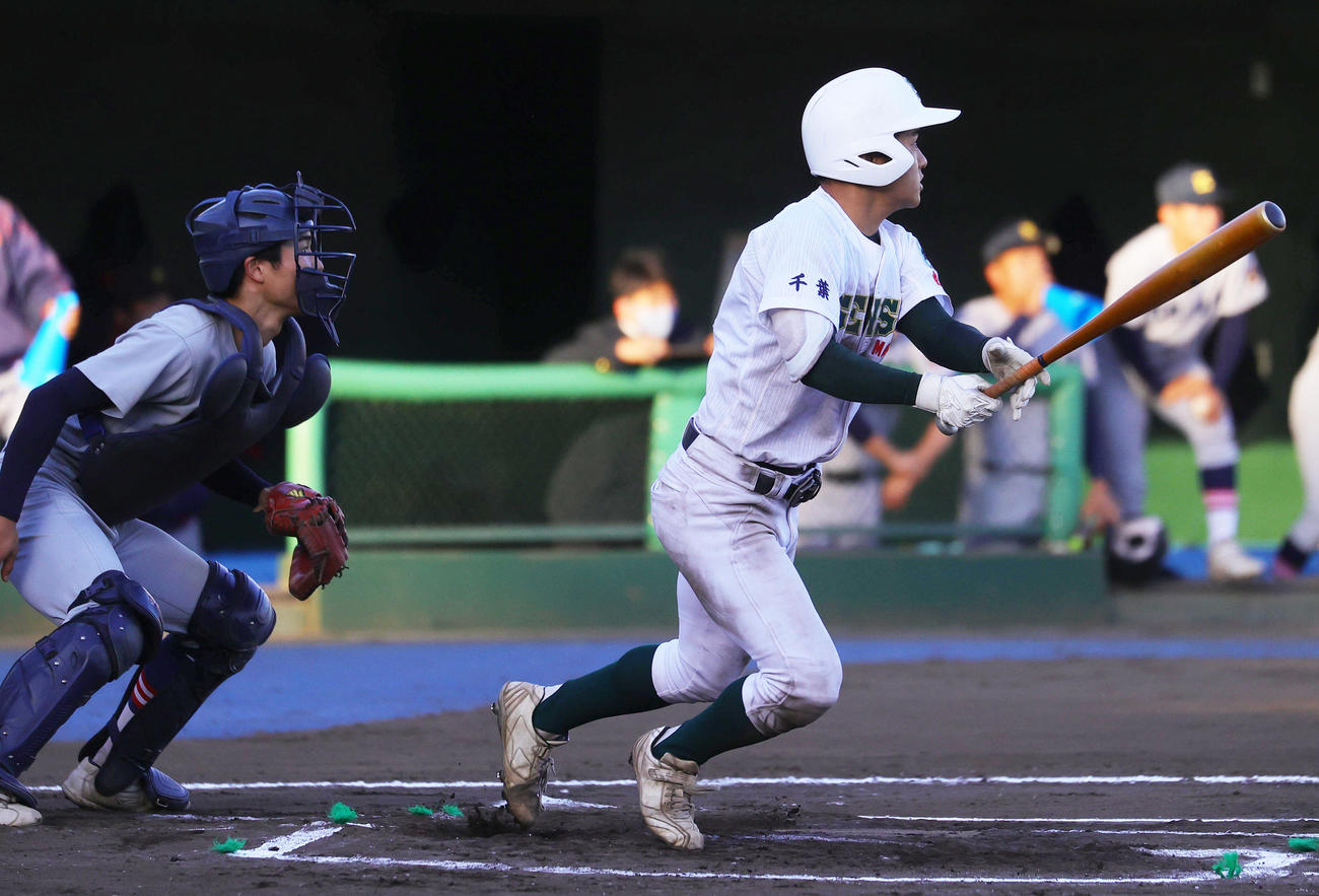 専大松戸対慶応　10回表専大松戸2死一、三塁、左中間2点適時二塁打を放つ上迫田（撮影・野上伸悟）