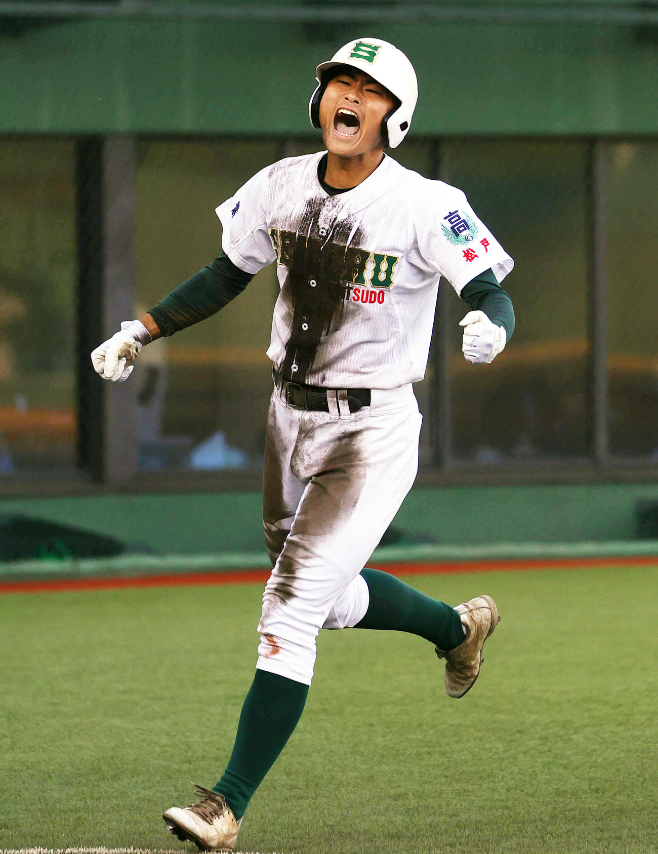 専大松戸対慶応　10回表専大松戸2死一、三塁、上迫田の左中間2点適時二塁打で生還し喜ぶ太田（撮影・野上伸悟）