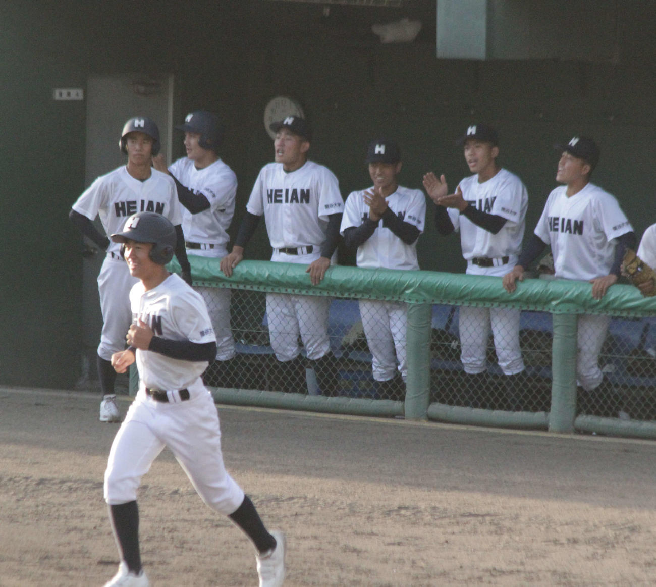 龍谷大平安対高田商　3回、着実に得点を重ねて拍手を送る龍谷大平安ナイン（撮影・酒井俊作）＝和歌山市紀三井寺、2022年10月29日