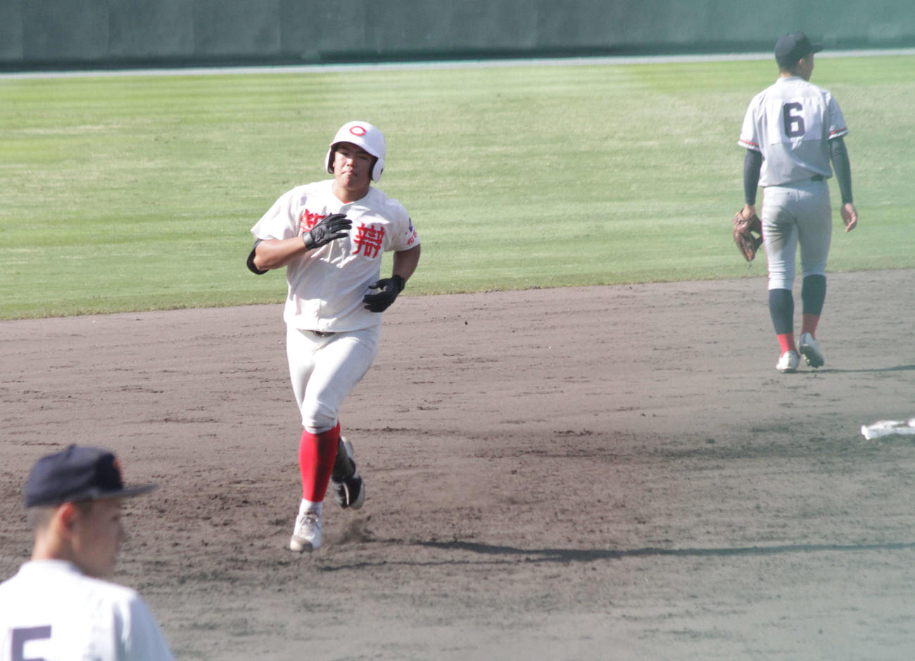 智弁和歌山対京都国際　智弁和歌山の中塚遙翔内野手は5回、右翼に逆転2ランを放った（撮影・酒井俊作）