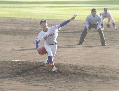 龍谷大平安対高田商　高田商の先発、仲井颯太投手は3回途中4失点で降板した（撮影・酒井俊作）＝和歌山市紀三井寺、2022年10月29日