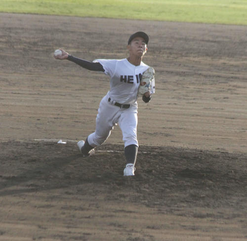 龍谷大平安対高田商　先発して好投する龍谷大平安・桑江駿成投手（撮影・酒井俊作）＝和歌山市紀三井寺、2022年10月29日