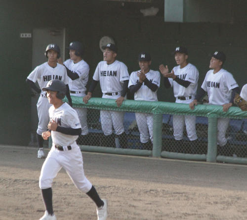 龍谷大平安対高田商　3回、着実に得点を重ねて拍手を送る龍谷大平安ナイン（撮影・酒井俊作）＝和歌山市紀三井寺、2022年10月29日