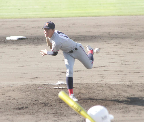 智弁和歌山対京都国際　京都国際・中崎琉生投手は先発の3回を3失点だった（撮影・酒井俊作）＝和歌山市紀三井寺、2022年10月29日