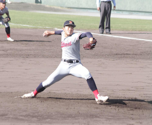 智弁和歌山対京都国際　京都国際の松岡凜太朗投手が4回から2番手で登板した（撮影・酒井俊作）＝和歌山市紀三井寺、2022年10月29日