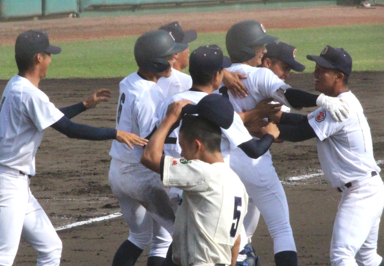 サヨナラ勝ちで喜ぶ沖縄尚学ナイン（撮影・菊川光一）