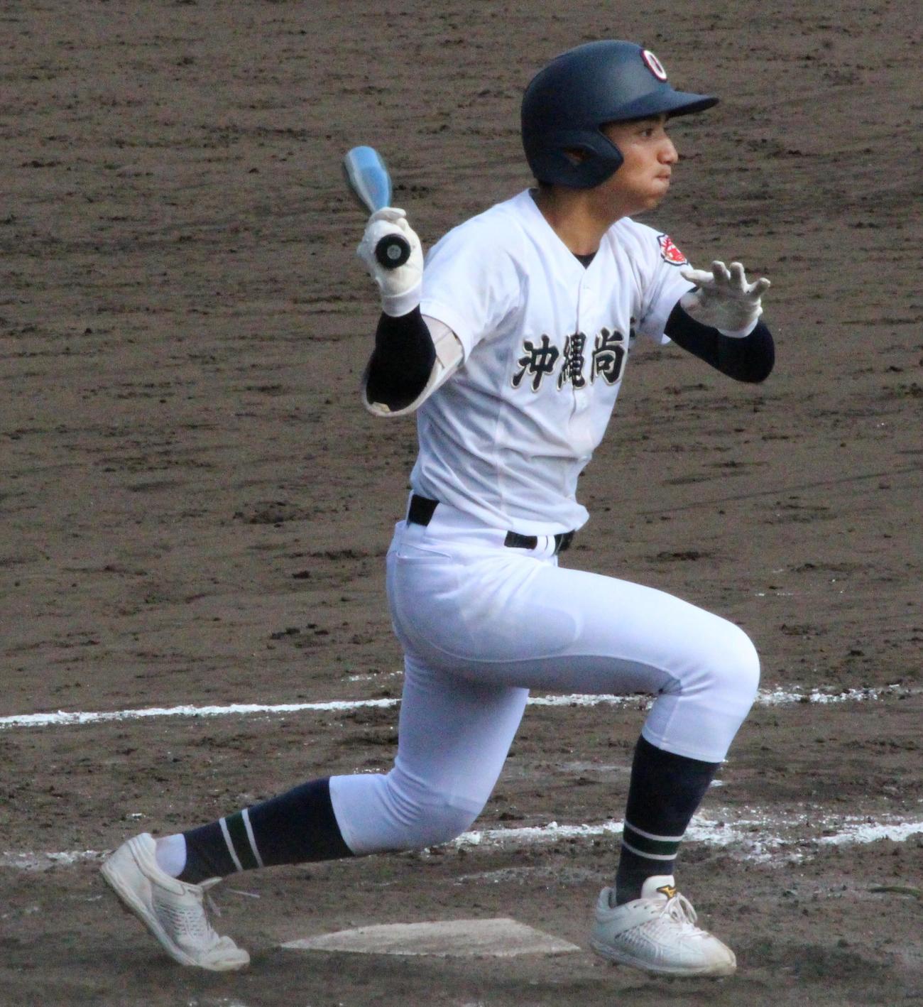 9回沖縄尚学1死満塁、右翼線にサヨナラ2点適時打を放つ東恩納蒼（撮影・菊川光一）