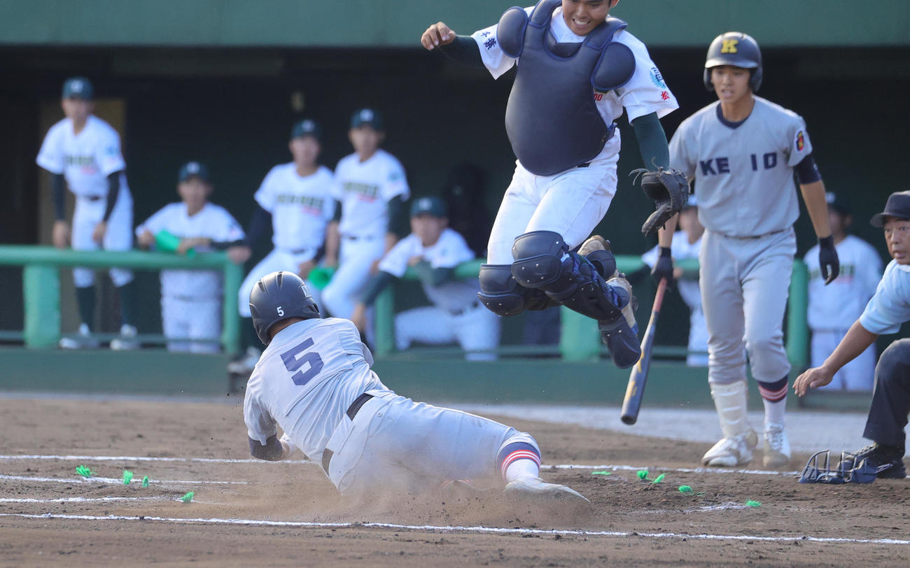 専大松戸対慶応　6回裏慶応2死一、三塁、本盗を決める清原（撮影・野上伸悟）