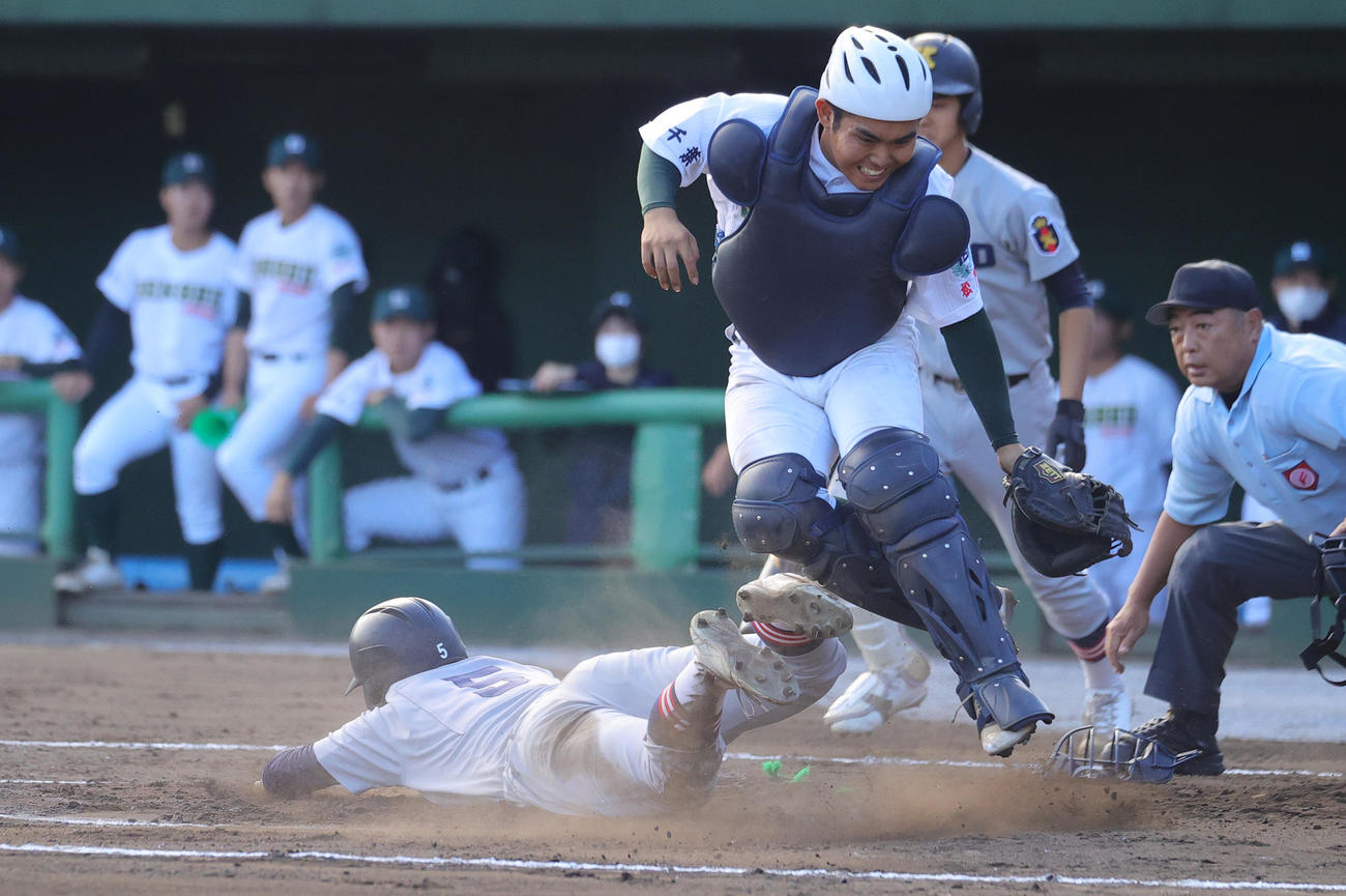 専大松戸対慶応　6回裏慶応2死一、三塁、本盗を決める清原（撮影・野上伸悟）