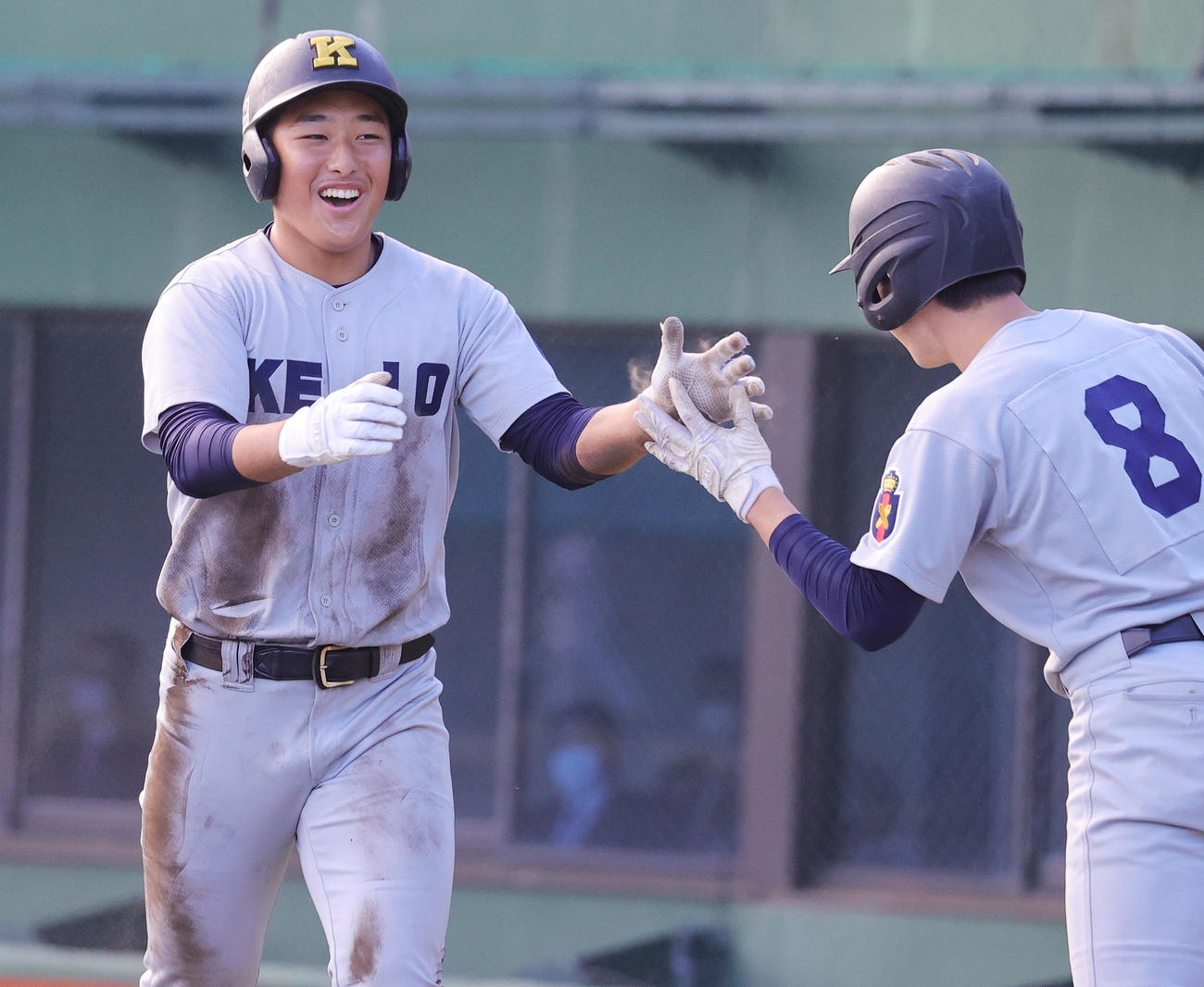 専大松戸対慶応　6回裏慶応2死一、三塁、本盗を決め喜ぶ清原（撮影・野上伸悟）