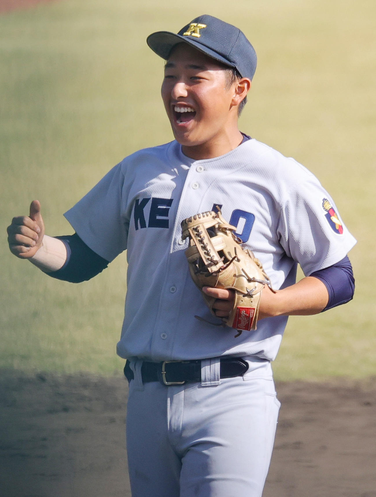 専大松戸対慶応　1回表を終え笑顔でベンチに戻る慶応・清原（撮影・野上伸悟）