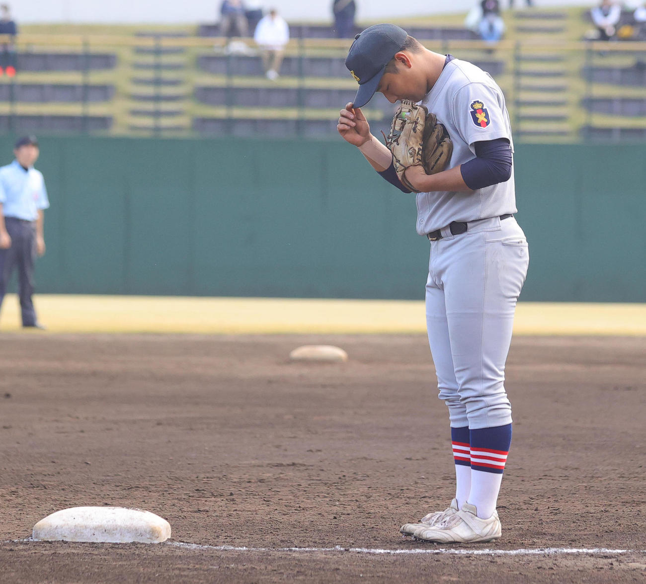 専大松戸対慶応　守備位置につき際に一礼する慶応・清原（撮影・野上伸悟）