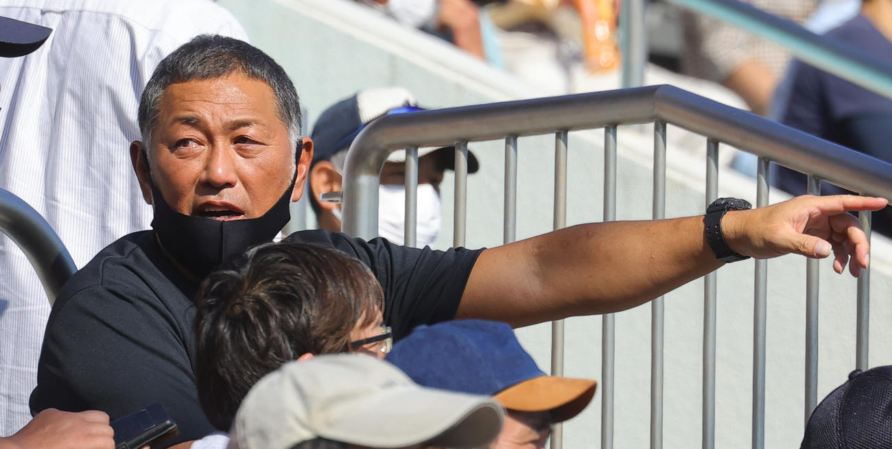 専大松戸対慶応　観戦する清原和博氏（撮影・野上伸悟）