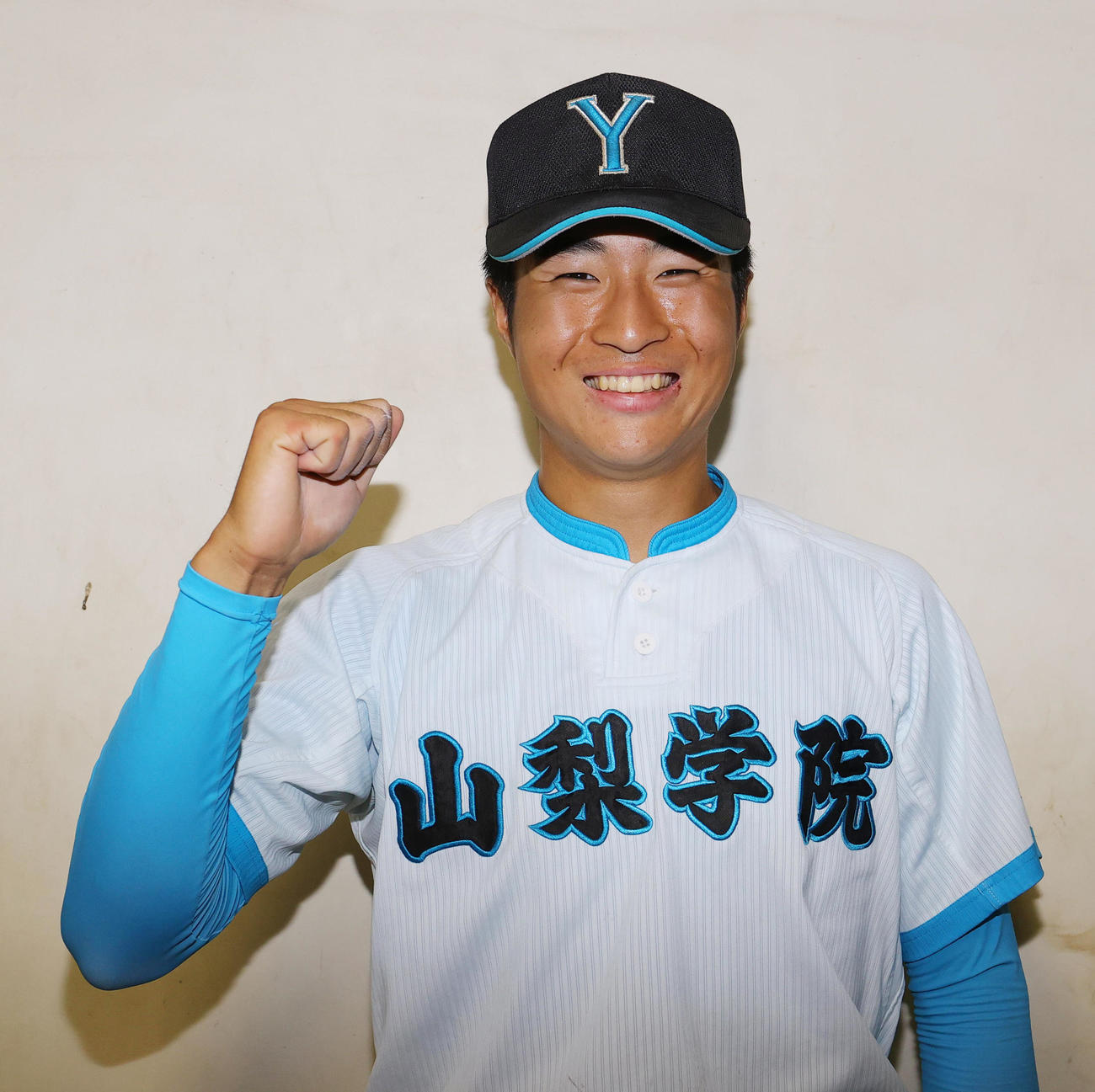 高崎健康福祉大高崎対山梨学院　公式戦初完投勝利を挙げ笑顔の山梨学院・林（撮影・野上伸悟）