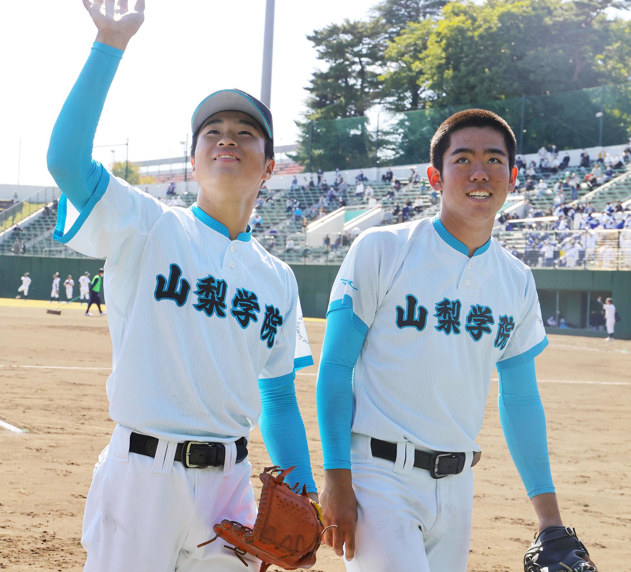 高崎健康福祉大高崎対山梨学院　決勝進出を決め、客席に手を振る完投勝利の山梨学院・林（左）と佐仲のバッテリー（撮影・野上伸悟）